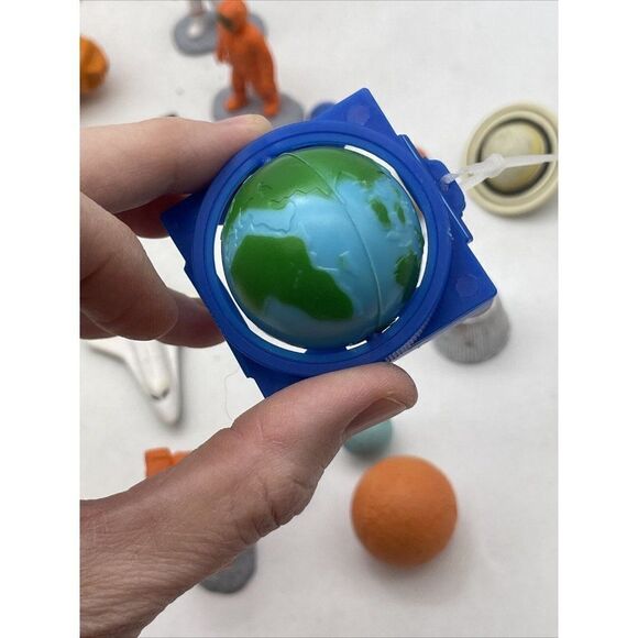 Safari NASA Astronauts Figures Planets and Accessories Toy Figures - Picture 11 of 12